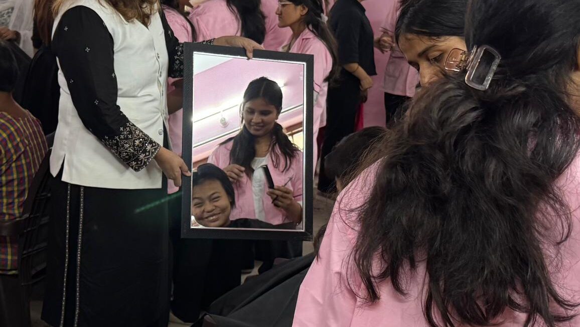 नारी निकेतन की संवासिनियों और, बालिका निकेतन की बालिकाओं के चेहरे पर हेयर ग्रूमिंग से आई मुस्कान।