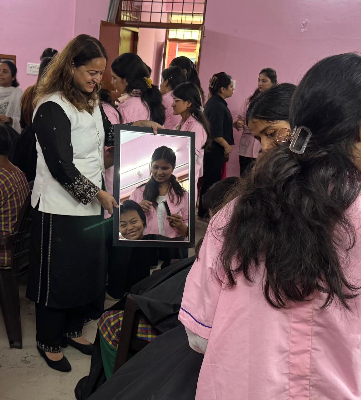 नारी निकेतन की संवासिनियों और, बालिका निकेतन की बालिकाओं के चेहरे पर हेयर ग्रूमिंग से आई मुस्कान।