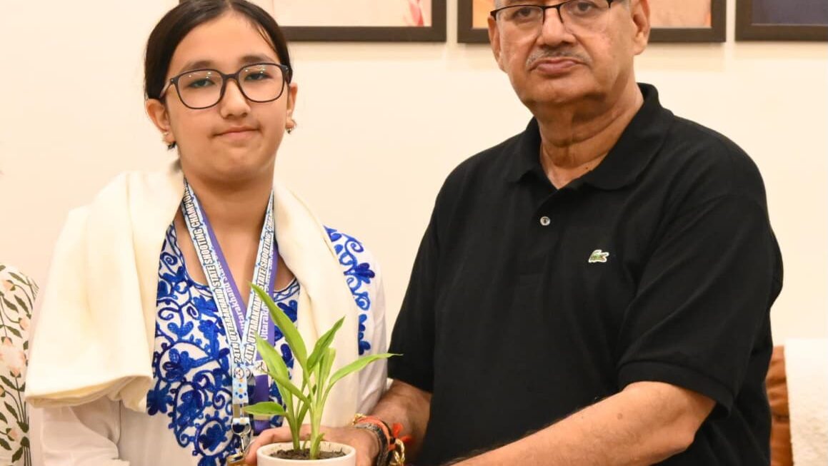 कैबिनेट मंत्री गणेश जोशी ने, शूटिंग में गोल्ड मेडल जीतने वाली अनुष्का ओटानी को किया सम्मानित।