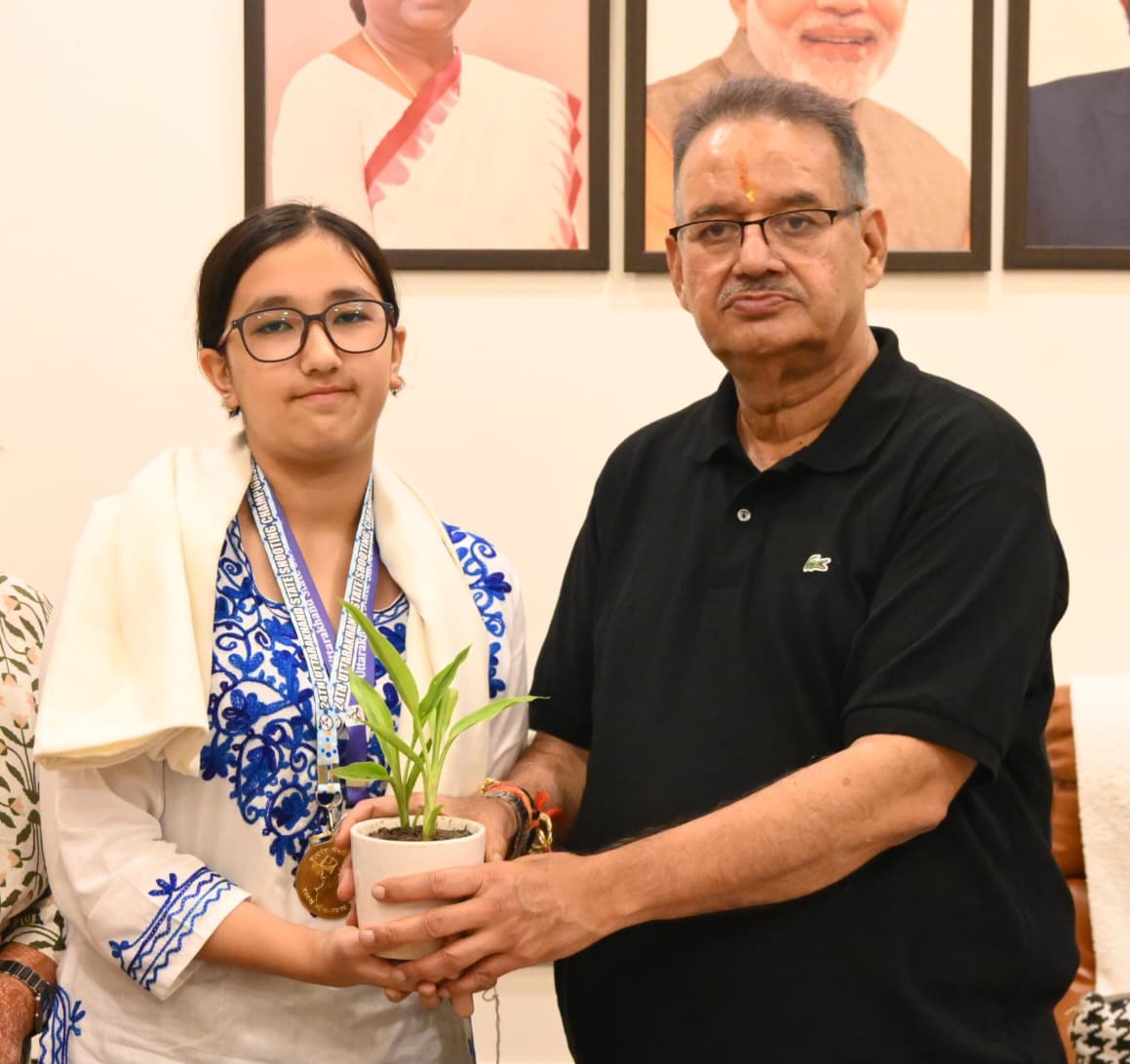 कैबिनेट मंत्री गणेश जोशी ने, शूटिंग में गोल्ड मेडल जीतने वाली अनुष्का ओटानी को किया सम्मानित।