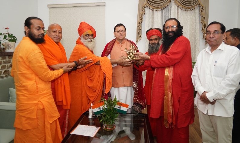 मुख्यमंत्री पुष्कर सिंह धामी से, साधु-संतों के प्रतिनिधिमंडल ने की भेंट। 