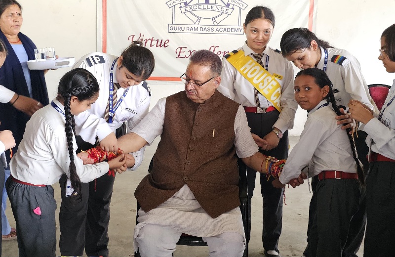 नन्हे-मुन्ने बच्चों संग कैबिनेट मंत्री गणेश जोशी ने मनाया रक्षाबंधन, बांटे उपहार और बच्चों को दिया स्नेह और आशीष।