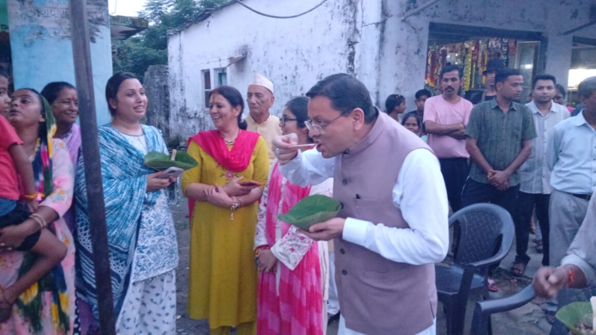 सीएम धामी ने ‘लोकल फॉर वोकल’ को दिया प्रोत्साहन, लोहियाहेड में स्थानीय स्टॉल पर लिया टिकी का स्वाद।