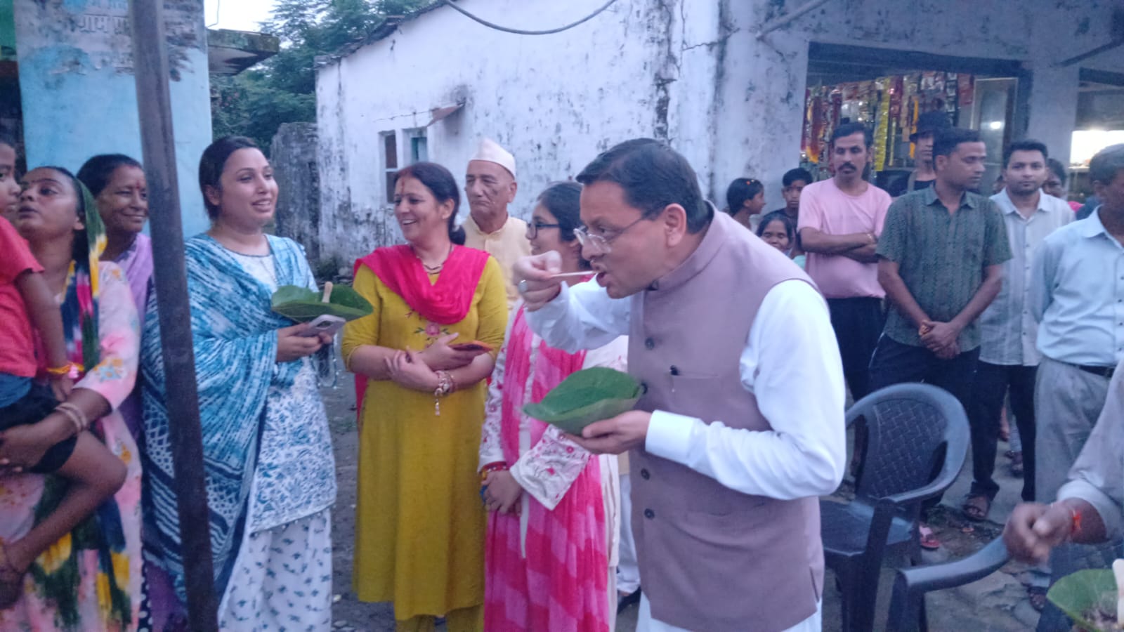 सीएम धामी ने ‘लोकल फॉर वोकल’ को दिया प्रोत्साहन, लोहियाहेड में स्थानीय स्टॉल पर लिया टिकी का स्वाद।