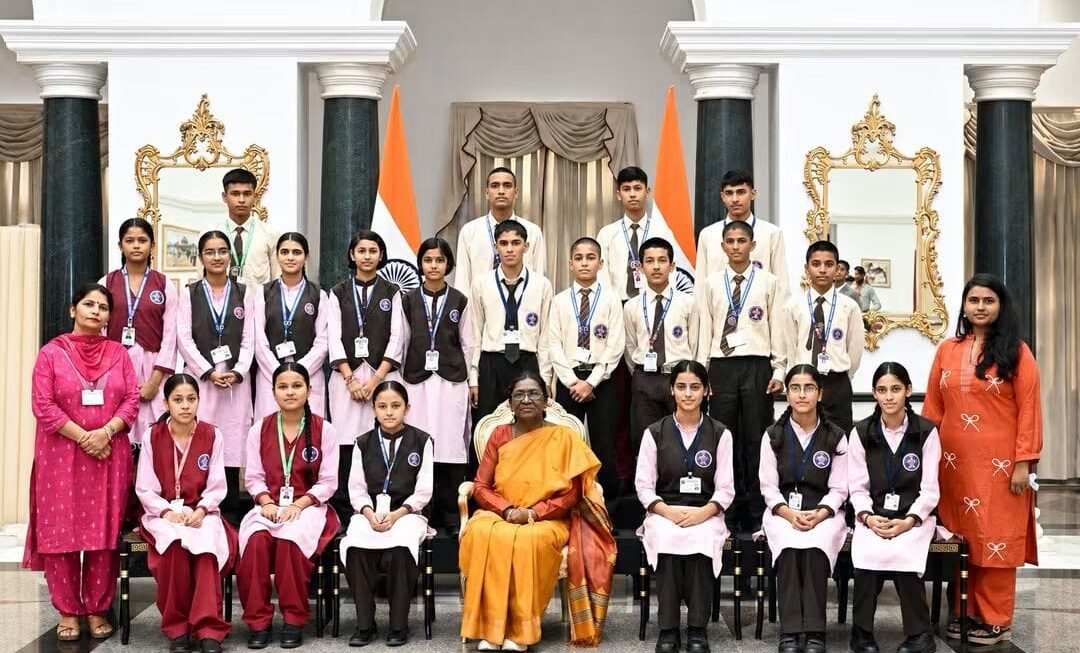 राष्ट्रपति से भेंट कर अभिभूत हुए जनजातीय छात्र-छात्राएं।