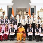 राष्ट्रपति से भेंट कर अभिभूत हुए जनजातीय छात्र-छात्राएं।