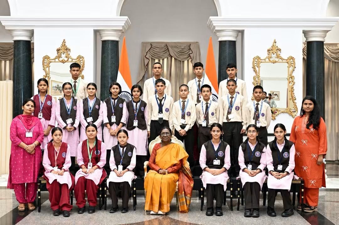 राष्ट्रपति से भेंट कर अभिभूत हुए जनजातीय छात्र-छात्राएं।