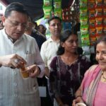 सीएम धामी की सादगी ने दिया ‘लोकल फॉर वोकल’ का संदेश, मेलाघाट रोड पर पैदल चलकर मिलन डेरी में पी चाय।