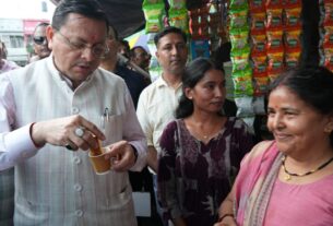 सीएम धामी की सादगी ने दिया ‘लोकल फॉर वोकल’ का संदेश, मेलाघाट रोड पर पैदल चलकर मिलन डेरी में पी चाय।