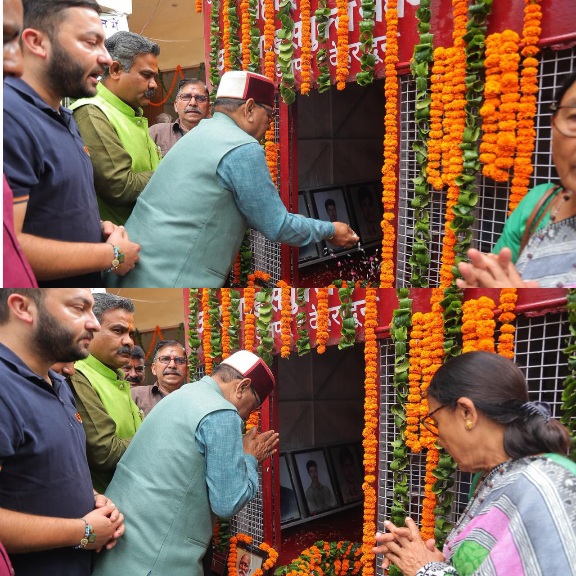 शहीद स्थल देहरादून में दी, मसूरी गोलीकांड के अमर शहीदो को श्रद्धांजली, मंत्री खजान दास। 