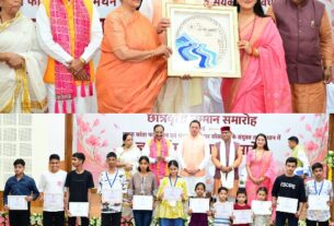 मुख्यमंत्री ने ‘ज्ञान गंगा सम्मान समारोह’ में शिक्षकों को किया सम्मानित, मेधावी विद्यार्थियों को प्रदान की छात्रवृत्ति।