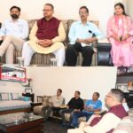 कैबिनेट मंत्री गणेश जोशी ने सुनी पीएम के मन की बात, बोले- सामाजिक कार्य की प्रेरणा देता है प्रत्येक एपिसोड।