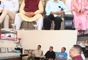 कैबिनेट मंत्री गणेश जोशी ने सुनी पीएम के मन की बात, बोले- सामाजिक कार्य की प्रेरणा देता है प्रत्येक एपिसोड।