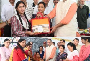 कैबिनेट मंत्री गणेश जोशी आंगन का मिलन’ कार्यक्रम में हुए शामिल, आंगनबाड़ी कार्यकत्रियों व आशा बहनों को किया सम्मानित।