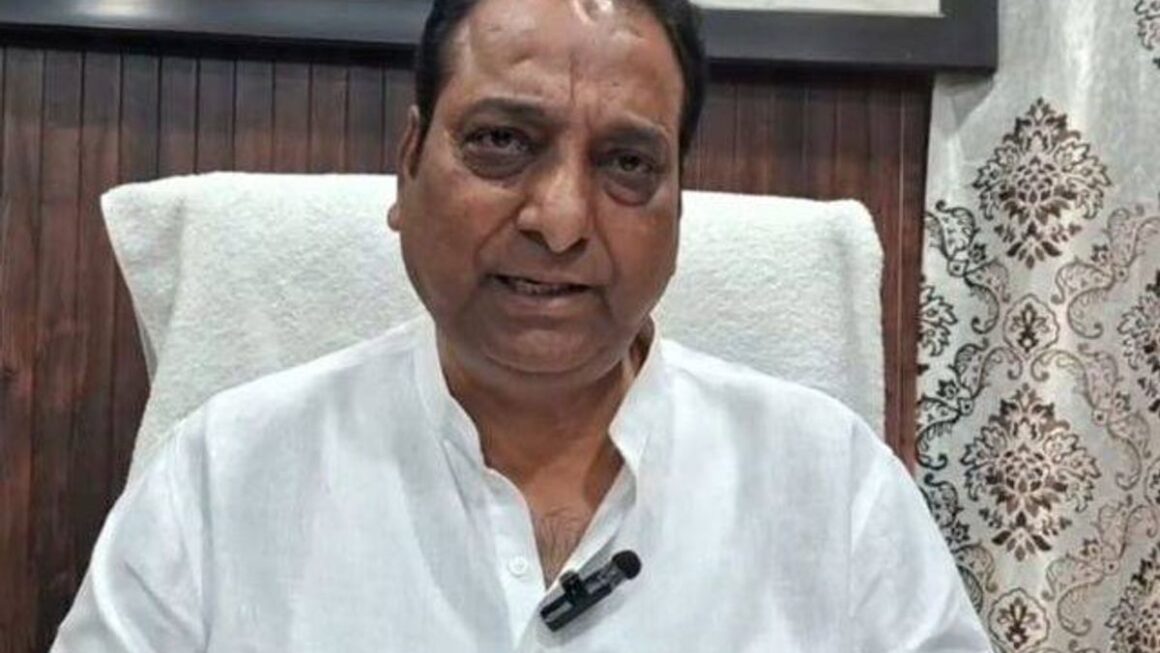छापे में काला धन मिलना बताता है, कांग्रेस का हाथ हमेशा भ्रष्टाचारियों के साथ, विनोद चमोली। 