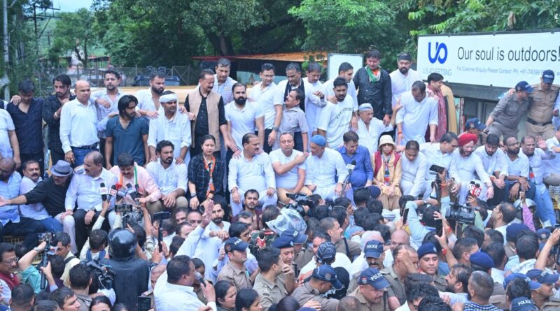 हल्द्वानी ‘शुद्धिकरण’ विवाद पर कांग्रेस का हल्ला बोल, मुख्यमंत्री आवास कूच में उमड़ा जनसैलाब, राजीव महर्षि।