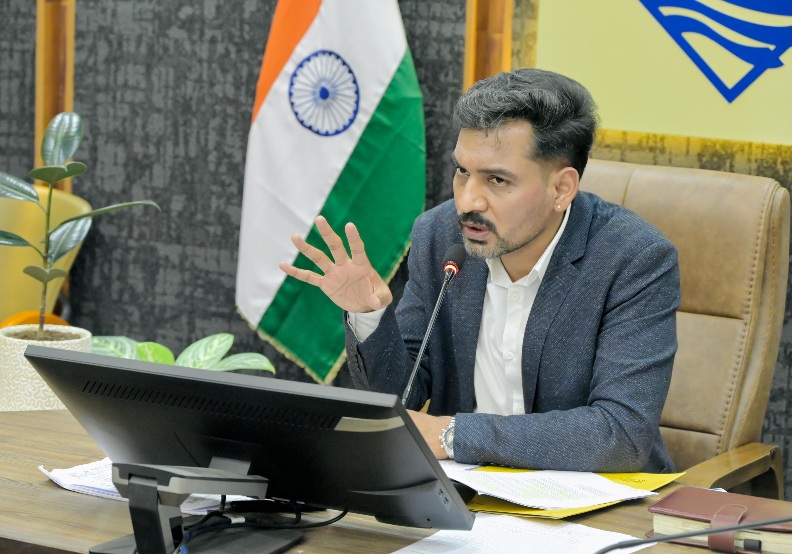 दून की सड़कों पर चलेगा गड्ढामुक्ति का महाअभियान,15 सितंबर से युद्धस्तर पर शुरू होगा काम, डीएम डॉ. आशीष चौहान।