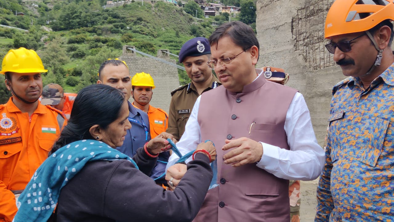 अहमदाबाद से सीएम धामी के लिए पहुंची राखी, धराली आपदा के दौरान दुपट्टे के टुकड़े से बांधी थी राखी।