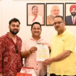 कृषि मंत्री गणेश जोशी को, उत्तरकाशी मोरी क्षेत्र से आए किसानों के प्रतिनिधिमंडल ने, अपनी समस्या के संबंध में सौंपा ज्ञापन।
