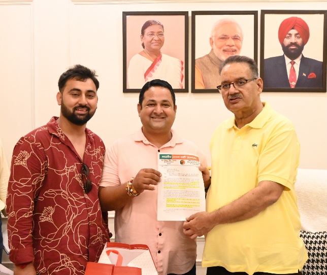 कृषि मंत्री गणेश जोशी को, उत्तरकाशी मोरी क्षेत्र से आए किसानों के प्रतिनिधिमंडल ने, अपनी समस्या के संबंध में सौंपा ज्ञापन।