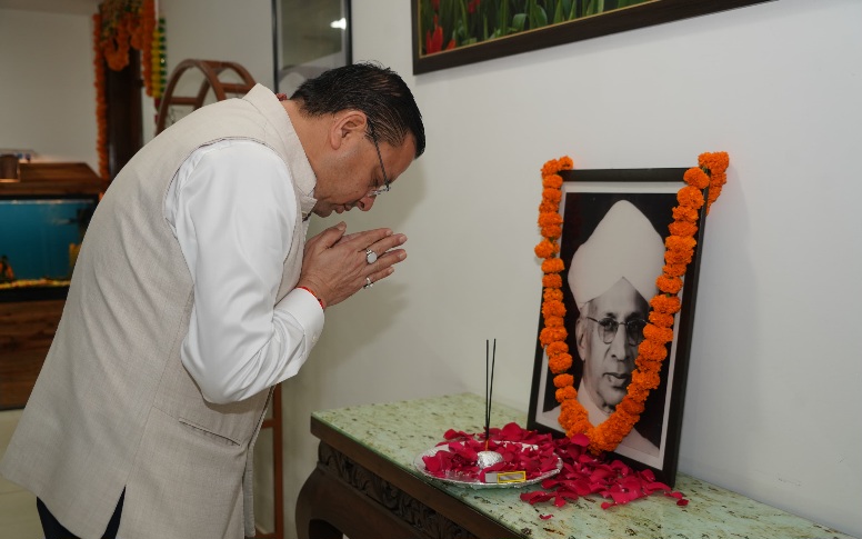 सीएम धामी ने शिक्षक दिवस पर, महान शिक्षाविद् डॉ. सर्वपल्ली राधाकृष्णन के चित्र पर श्रद्धासुमन किए अर्पित।