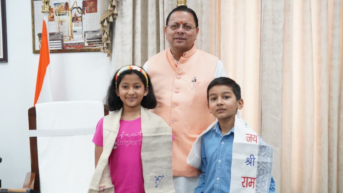 मुख्यमंत्री धामी से मिले उत्तराखंड के, नन्हे पर्वतारोही रियांश पंत और प्रिशा रावत।