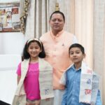 मुख्यमंत्री धामी से मिले उत्तराखंड के, नन्हे पर्वतारोही रियांश पंत और प्रिशा रावत।