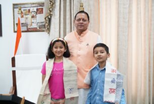 मुख्यमंत्री धामी से मिले उत्तराखंड के, नन्हे पर्वतारोही रियांश पंत और प्रिशा रावत।