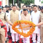 मुख्यमंत्री धामी ने हल्द्वानी स्थित शहीद स्मारक में, शहीदों को पुष्पांजलि अर्पित कर दी श्रद्धांजलि।