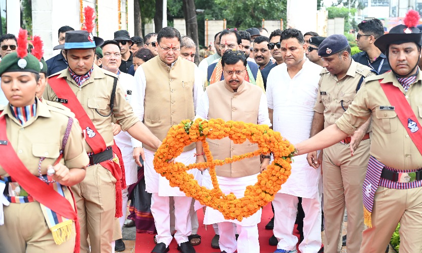मुख्यमंत्री धामी ने हल्द्वानी स्थित शहीद स्मारक में, शहीदों को पुष्पांजलि अर्पित कर दी श्रद्धांजलि।