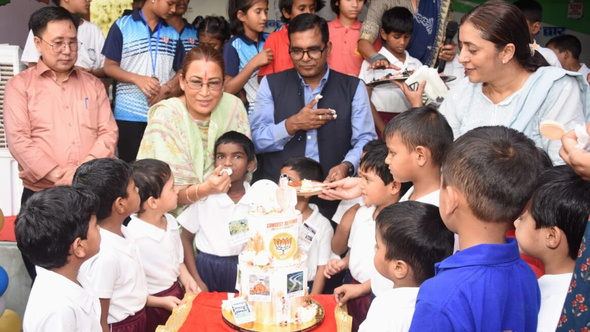कैबिनेट मंत्री रेखा आर्या ने राजकीय शिशु सदन के बच्चों के साथ, केक काटकर मनाया सीएम धामी का जन्मदिन, बच्चों ने अपने मामा के दीर्घायु जीवन की कामना की।