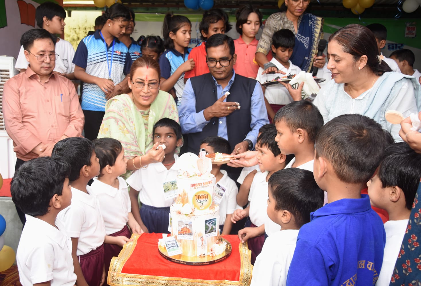 कैबिनेट मंत्री रेखा आर्या ने राजकीय शिशु सदन के बच्चों के साथ, केक काटकर मनाया सीएम धामी का जन्मदिन, बच्चों ने अपने मामा के दीर्घायु जीवन की कामना की।
