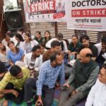 मंत्री सुबोध उनियाल ने दून अस्पताल पहुंचकर पीजी, एसआर और जेआर डॉक्टरों को दिया स्टाइपेंड बढ़ाने का भरोसा, धरना स्थगित।