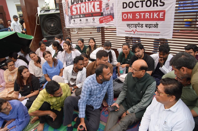 मंत्री सुबोध उनियाल ने दून अस्पताल पहुंचकर पीजी, एसआर और जेआर डॉक्टरों को दिया स्टाइपेंड बढ़ाने का भरोसा, धरना स्थगित।