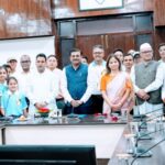 मुख्य सचिव से देवप्रयाग क्षेत्र के टॉपर विद्यार्थियों ने की मुलाकात, मुख्य सचिव ने तकनीक के साथ कदम से कदम मिलाकर चलने की दी सीख।
