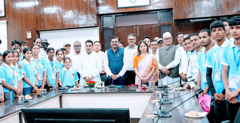 मुख्य सचिव से देवप्रयाग क्षेत्र के टॉपर विद्यार्थियों ने की मुलाकात, मुख्य सचिव ने तकनीक के साथ कदम से कदम मिलाकर चलने की दी सीख।