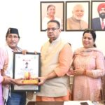 डॉ. डी.आर. पुरोहित को ‘राज्य वाद्ययंत्र सम्मान’ से किया  सम्मानित, कैबिनेट मंत्री गणेश जोशी।
