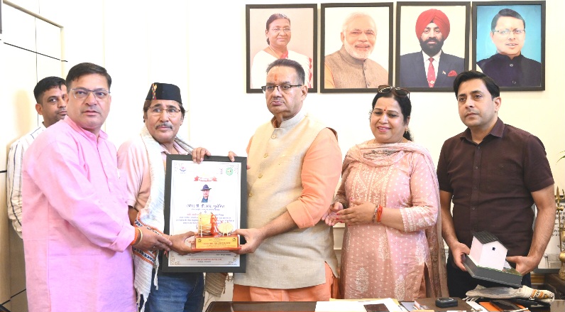 डॉ. डी.आर. पुरोहित को ‘राज्य वाद्ययंत्र सम्मान’ से किया  सम्मानित, कैबिनेट मंत्री गणेश जोशी।