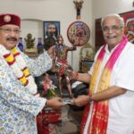संघ के वरिष्ठ अखिल भारतीय प्रचारक भैय्याजी जोशी ने, महाराज से भेंट कर उन्हें जन्मदिन की दी शुभकामनाएं।