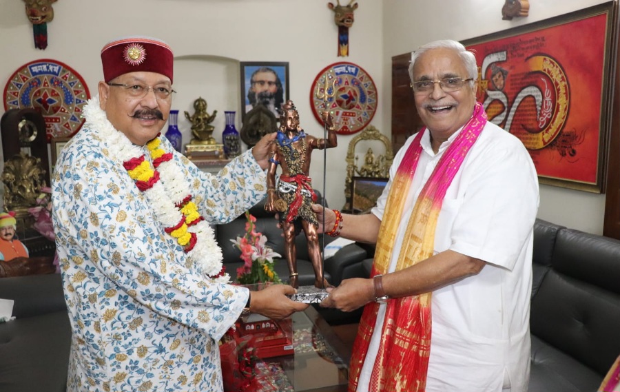 संघ के वरिष्ठ अखिल भारतीय प्रचारक भैय्याजी जोशी ने, महाराज से भेंट कर उन्हें जन्मदिन की दी शुभकामनाएं।