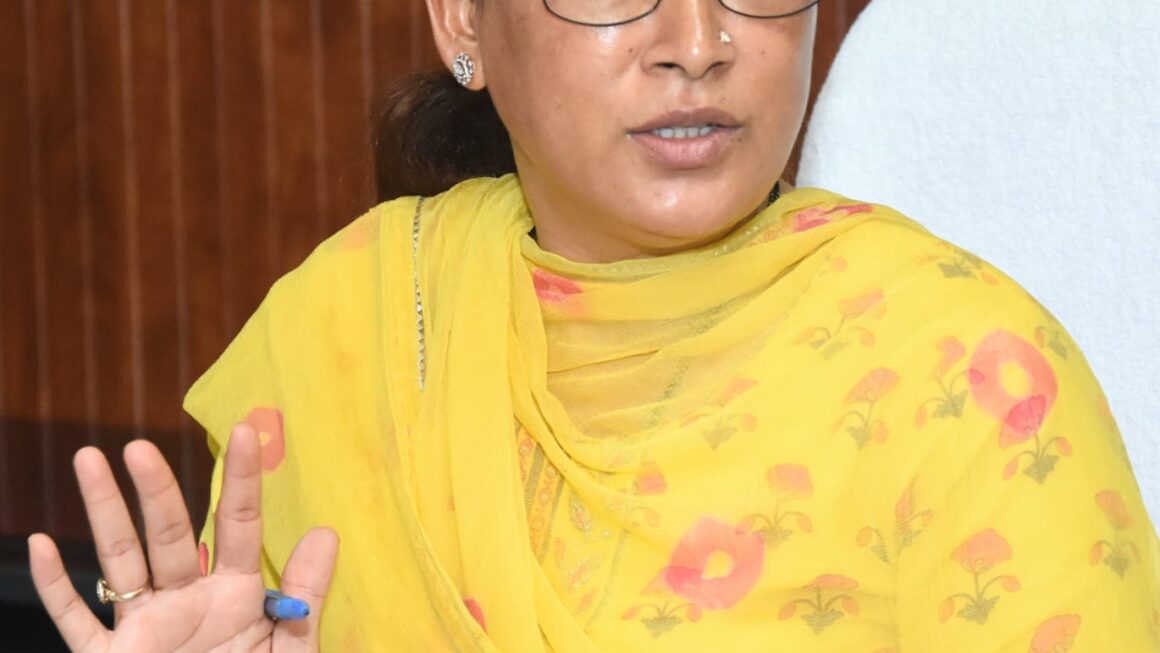खाद्य मंत्री रेखा आर्या ने धान खरीद सत्र 2026-27 की तैयारियों को लेकर की बैठक, 7 लाख मीट्रिक टन धान खरीद का रखा गया लक्ष्य।