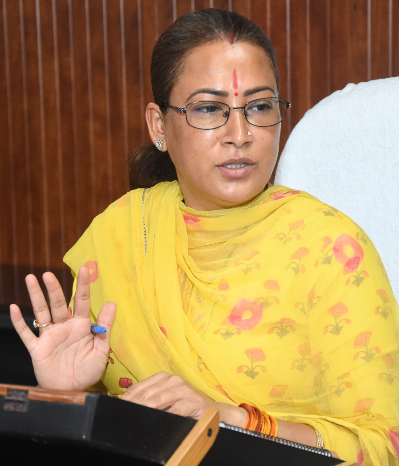 खाद्य मंत्री रेखा आर्या ने धान खरीद सत्र 2026-27 की तैयारियों को लेकर की बैठक, 7 लाख मीट्रिक टन धान खरीद का रखा गया लक्ष्य।