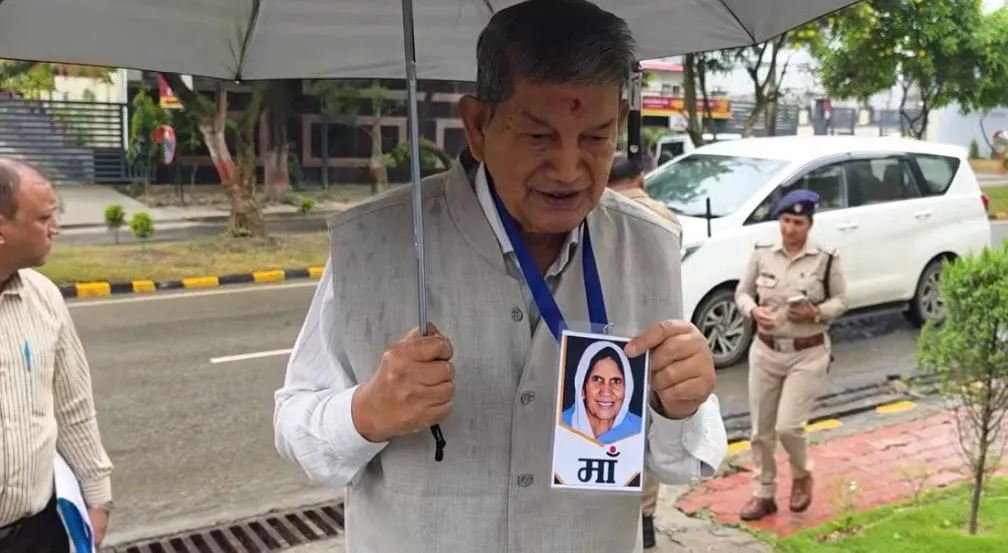 मां की तस्वीर गले में डालकर ईडी ऑफिस पहुंचे हरीश रावत, दो दिन पहले कार्यालय में हाजिर होने का भेजा था नोटिस।