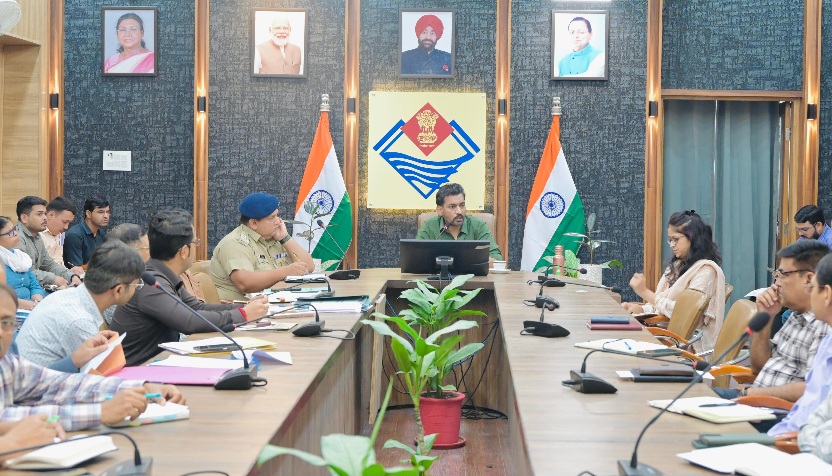 सीएम हेल्पलाइन की 36 से 180 दिन तक लंबित शिकायतों पर, डीएम डॉ0 आशीष चौहान हुए सख्त।