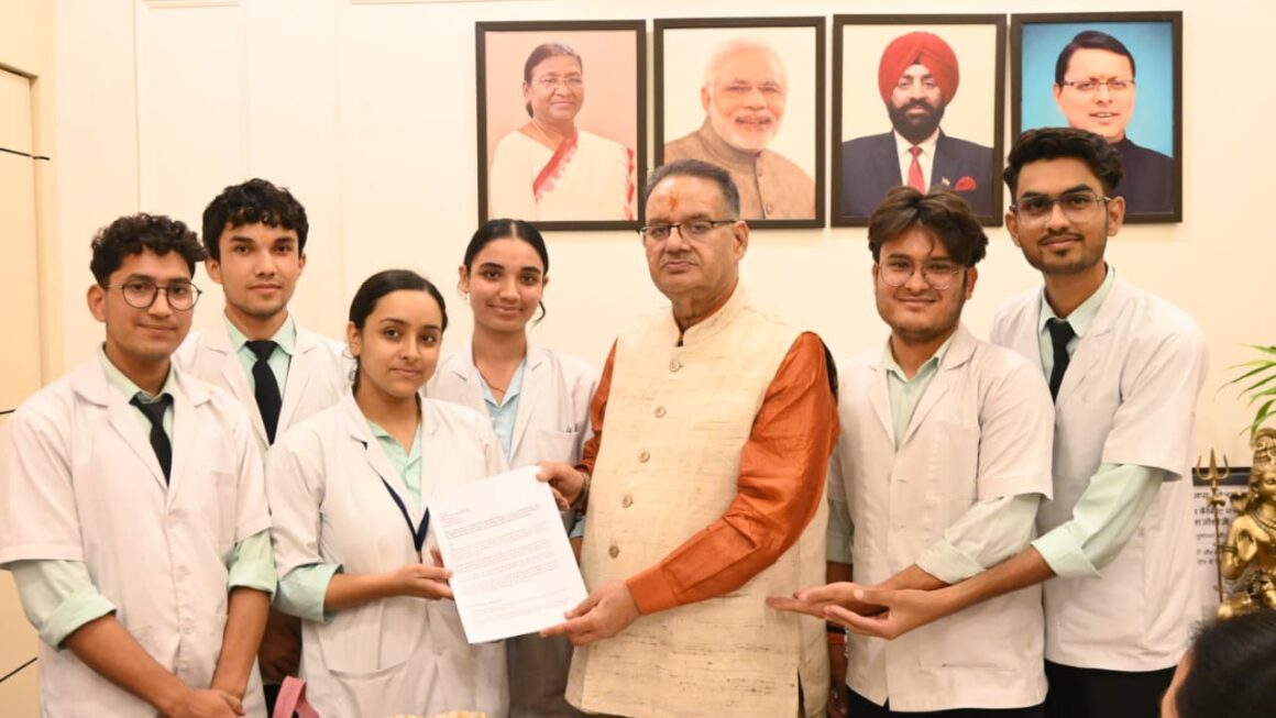कैबिनेट मंत्री गणेश जोशी को, इंटर्नशिप के दौरान स्टाइपेंड के संबंध में ज्ञापन सौंपते नर्सिंग विद्यार्थियों ने की मुलाकात।