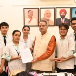 कैबिनेट मंत्री गणेश जोशी को, इंटर्नशिप के दौरान स्टाइपेंड के संबंध में ज्ञापन सौंपते नर्सिंग विद्यार्थियों ने की मुलाकात।