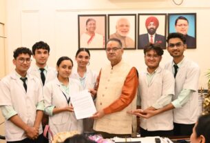 कैबिनेट मंत्री गणेश जोशी को, इंटर्नशिप के दौरान स्टाइपेंड के संबंध में ज्ञापन सौंपते नर्सिंग विद्यार्थियों ने की मुलाकात।