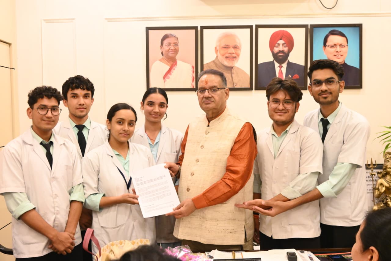 कैबिनेट मंत्री गणेश जोशी को, इंटर्नशिप के दौरान स्टाइपेंड के संबंध में ज्ञापन सौंपते नर्सिंग विद्यार्थियों ने की मुलाकात।
