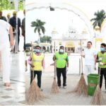 सेवा संकल्प अभियान’ के तहत नानकमत्ता पहुंचे मुख्यमंत्री धामी, स्वच्छता अभियान में किया श्रमदान।