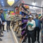 त्यौहारी सीजन में मिठाइयों की ट्रे से ऑनलाइन स्टोर तक छापेमारी, मिलावट के संदेह में तीन सैंपल लिए।